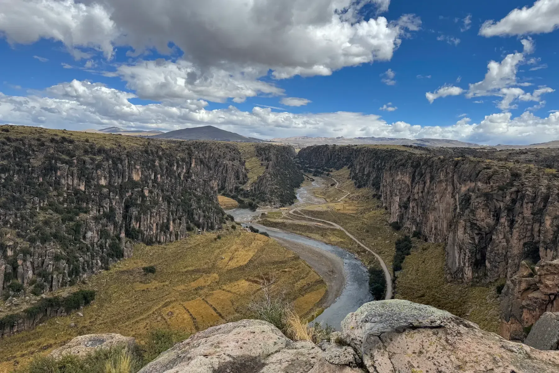 Tour de 1 Día a Taqrachullo y Tres Cañones: desde Cusco